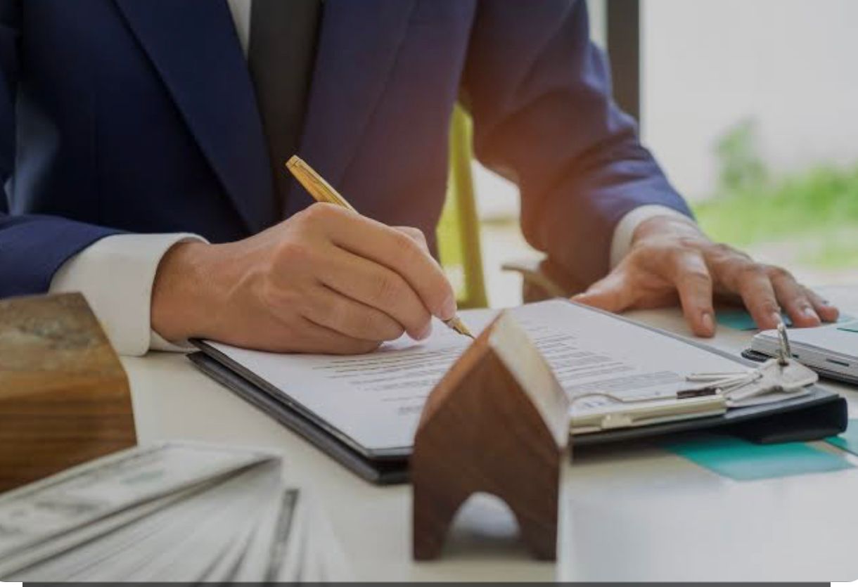 Qual a diferença entre uma transcrição do imóvel e uma escritura pública de compra e venda?